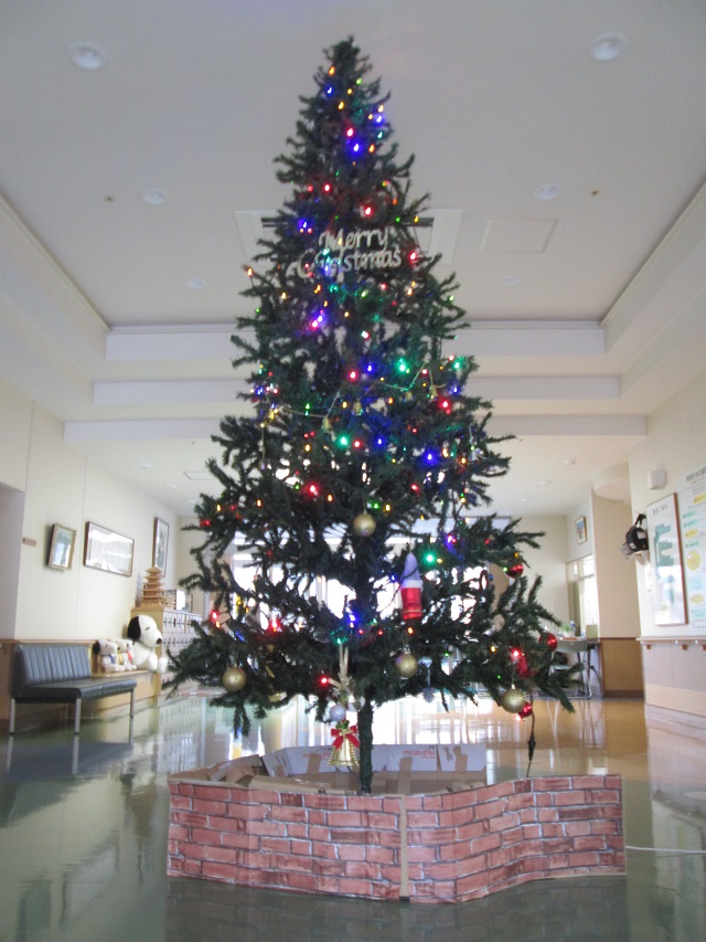 令和4年12月30日　今年も残すところあとわずか・・・：クリスマスツリー（玄関ホール）